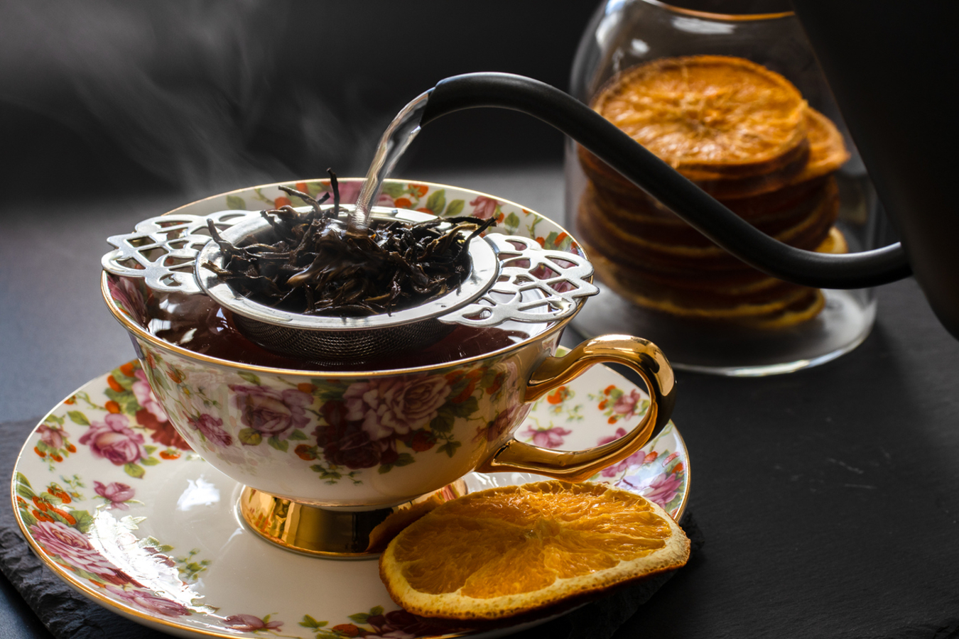 Chá pu erh é um tipo de chá fermentado e envelhecido, conhecido por seu sabor terroso e suas propriedades únicas de saúde