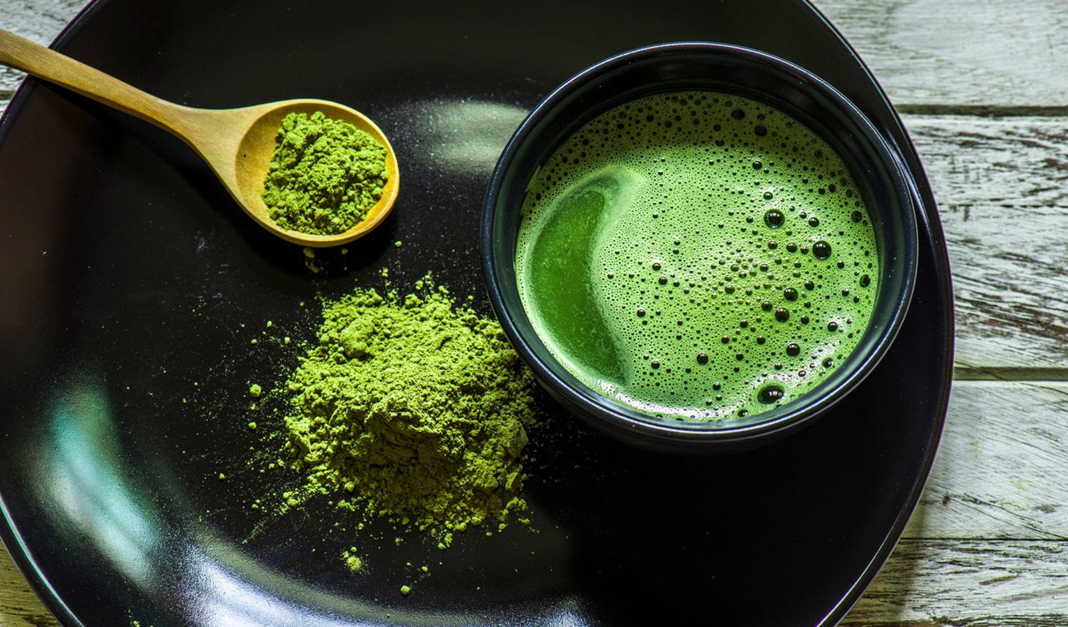 Chá verde é um tipo de chá não oxidado, conhecido por suas propriedades antioxidantes e seu sabor leve e refrescante