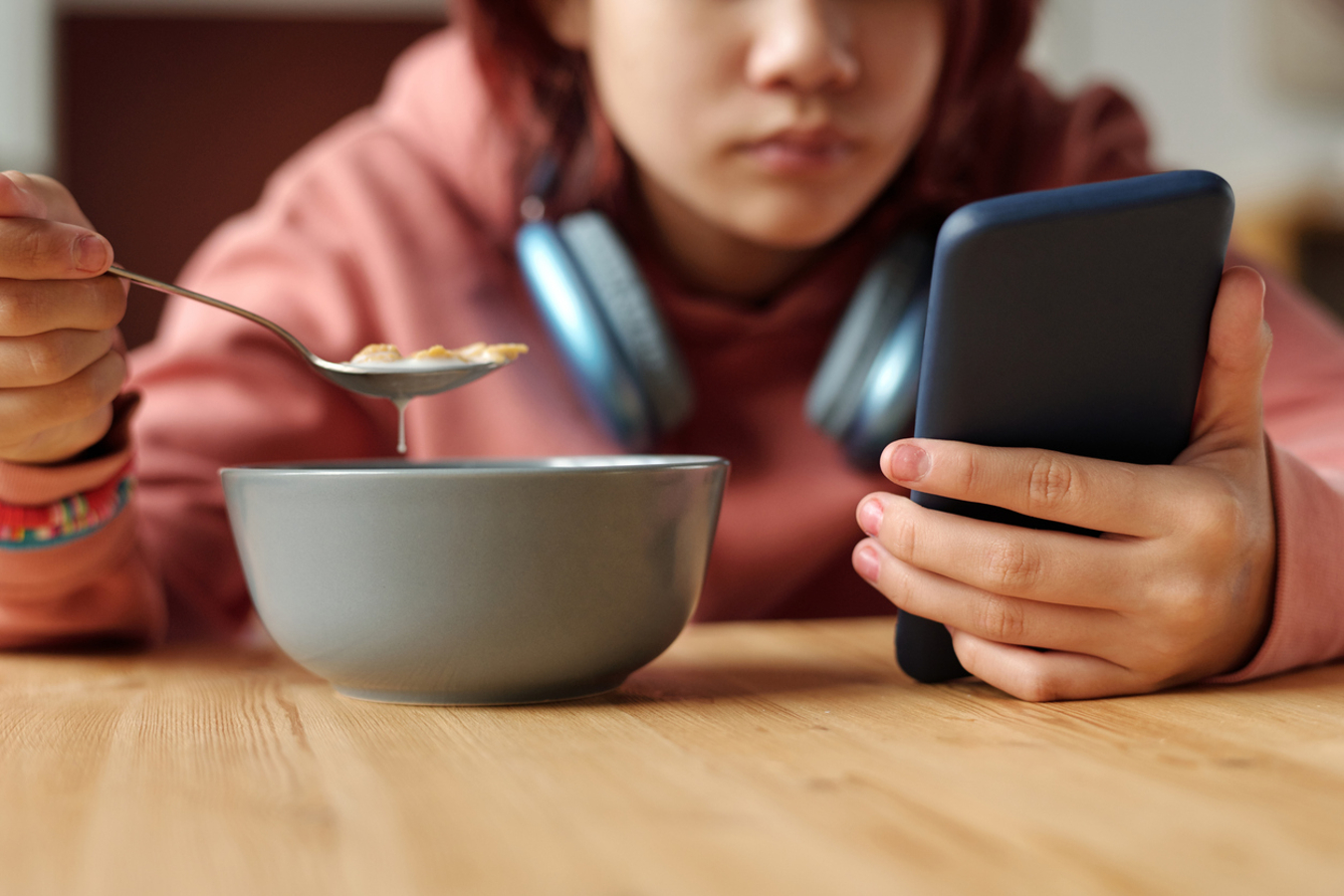 Os riscos do uso do celular durante as refeições