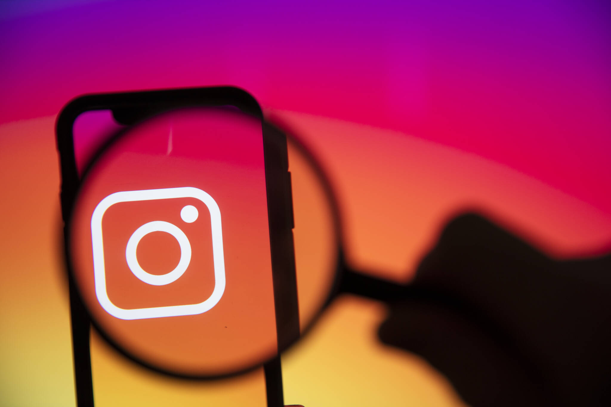 Imagem mostra celular com o logotipo do Instagram