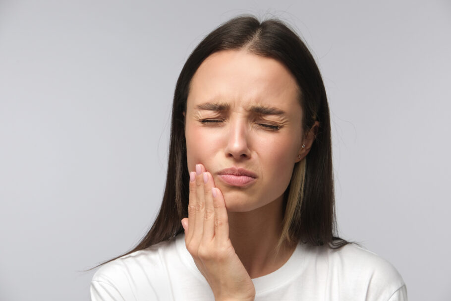 Dentes sensíveis podem ter várias causas