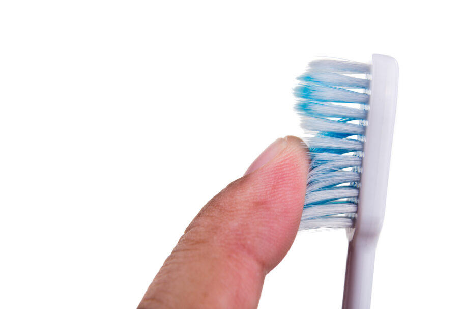 Escolher uma escova de dente macia é a recomendação para quem tem dentes sensíveis