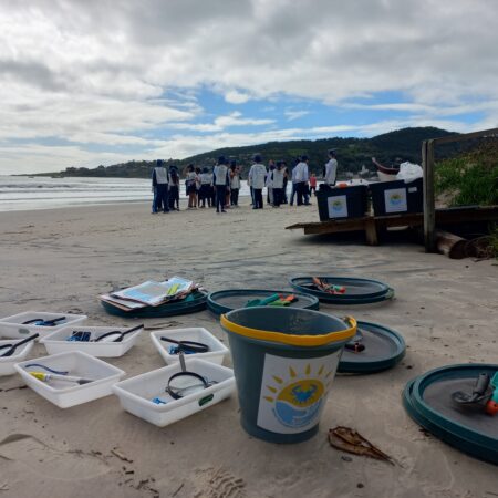 Instituto Monitoramento Mirim Costeiro prepara crianças para serem guardiãs do oceano