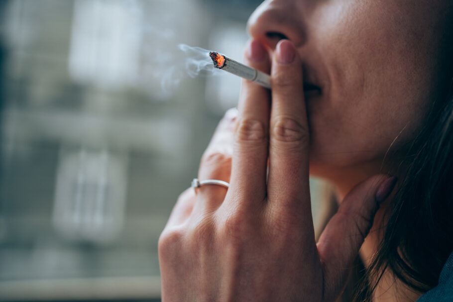 Estudo sugere que mulheres ficam mais viciadas em nicotina