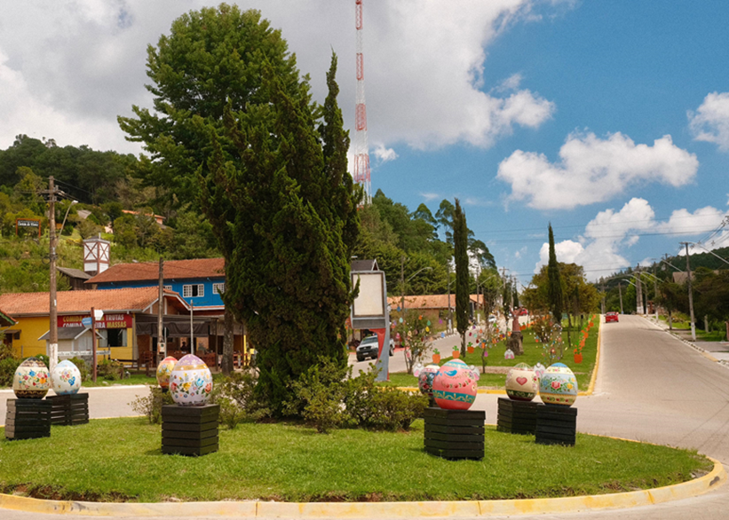 Decoração de Páscoa é atrativo turístico neste início de outono em Monte Verde