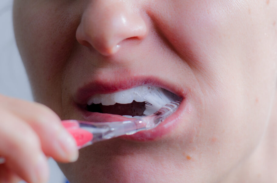 Sinal deste tipo de câncer pode aparecer durante a escovação dos dentes