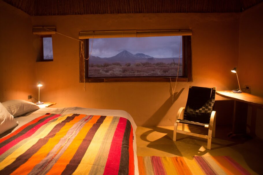 Interior de uma das cabanas do Planeta Atacama Lodge, no nordeste do Chile