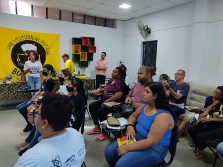 Curso prepara jovens e adultos da Baixada Fluminense para vestibular