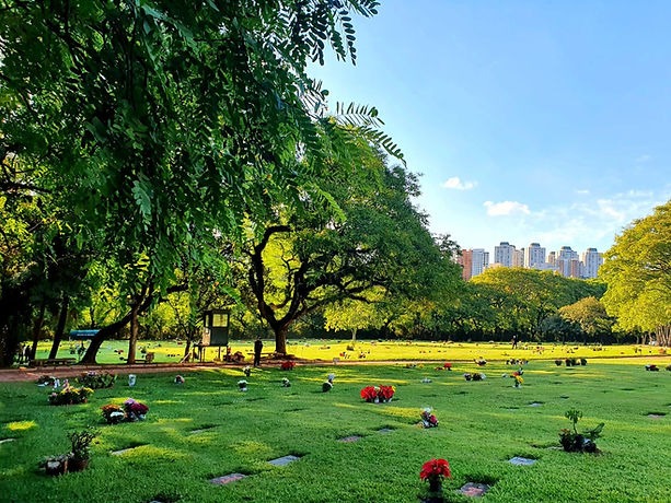 Parque do Cemitério do Morumbi, onde estão enterrados grandes nomes brasileiros