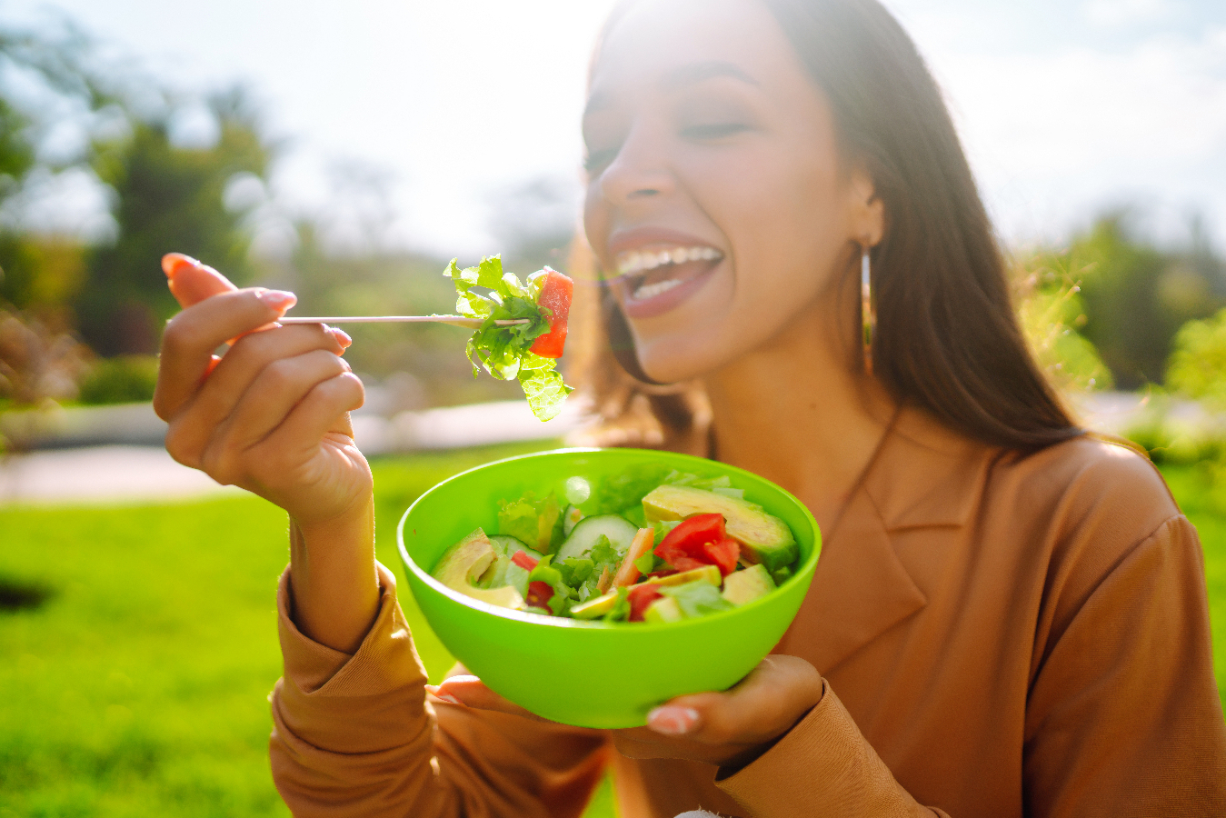 A recomendação é priorizar uma dieta equilibrada com alimentos integrais, frutas, vegetais e proteínas magras