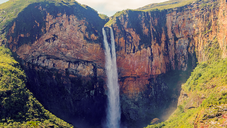 Cachoeira do Tabuleiro, em Conceição do Mato Dentro (MG), está entre as maiores do país