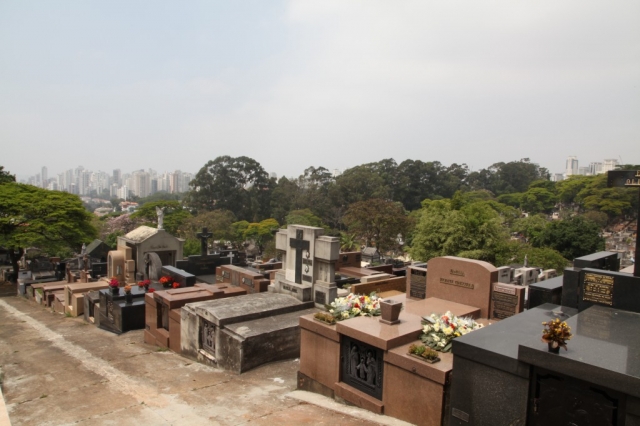 O Cemitério do Araçá é um dos mais antigos de São Paulo e conta com grandes personalidades enterradas nele