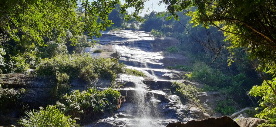 A cachoeira Calhetas, que fica a cerca de 200 metros da faixa de areia.