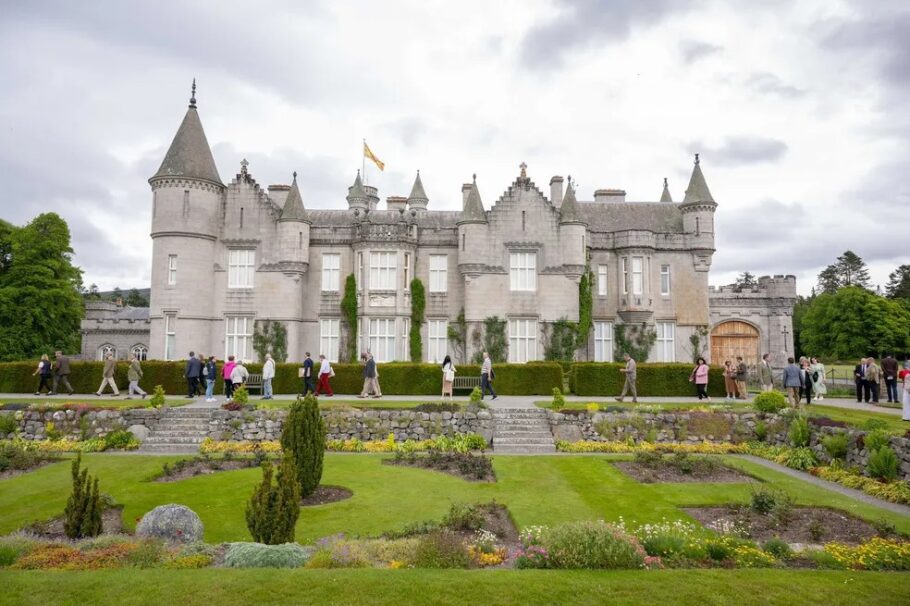 Turistas visitam os jardins do castelo de Balmoral, na Escócia