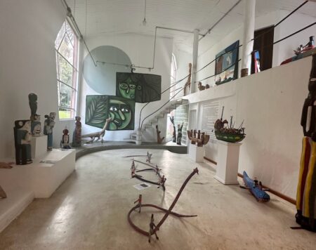 Obras de artistas brasileiros na galeria de arte do Centro Paulus