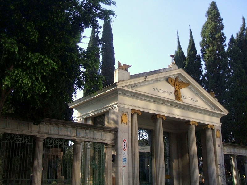 Portão do Cemitério São Paulo é um dos cemitérios em SP que recebe o público para visitas guiadas