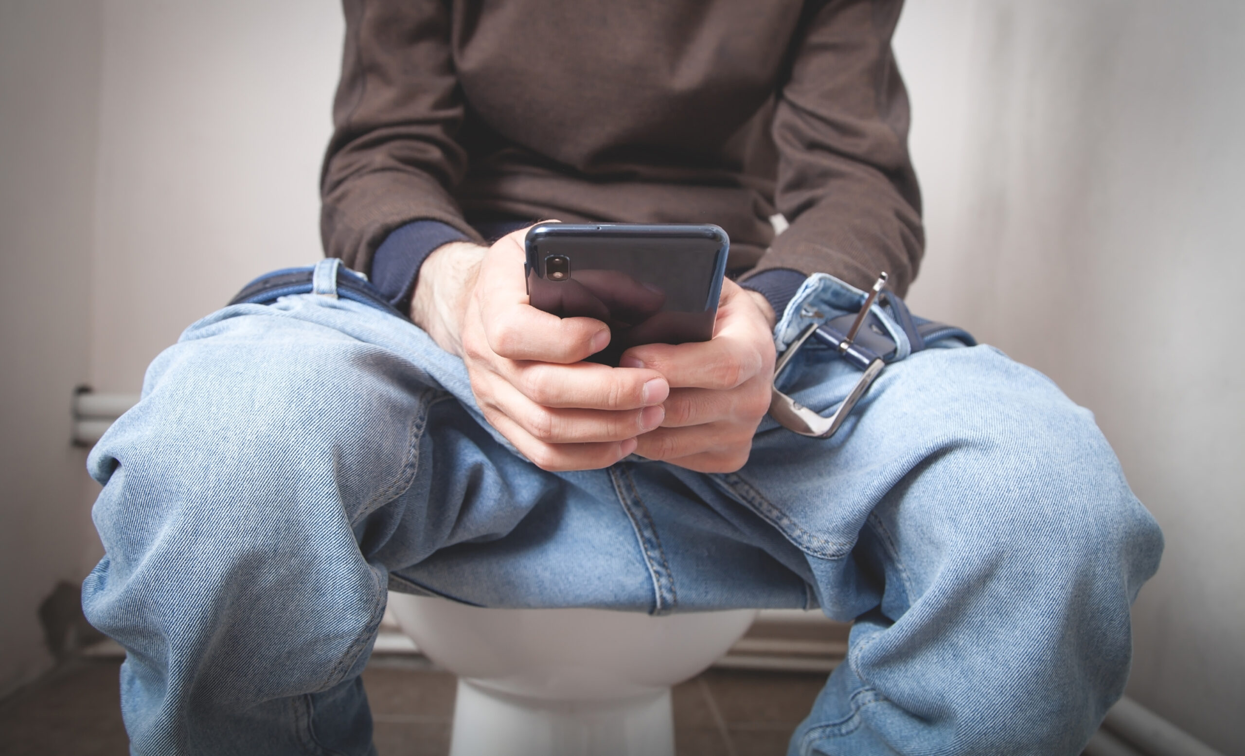 Usar o celular no banheiro pode causar hemorroidas, mas por que?