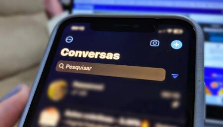 Foto mostra celular aberto na tela inicial do WhatsApp