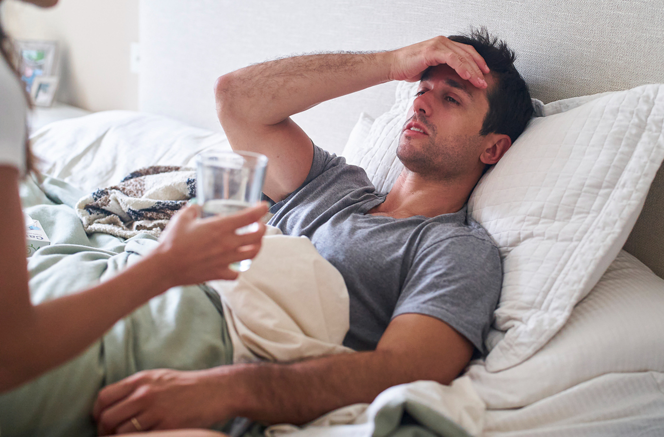 Os sintomas mais comuns incluem febre alta, dores musculares, dor de cabeça, náuseas e vômitos