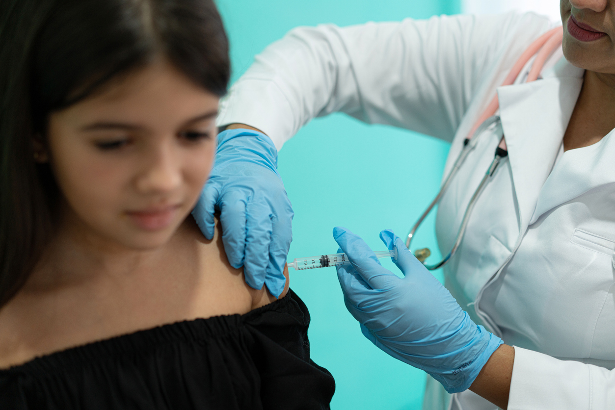 Garota sendo vacinada contra o HPV