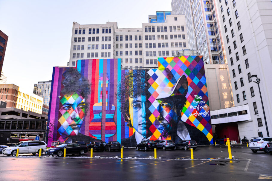Todos os anos, no segundo fim de semana de agosto, acontece o Downtown Minneapolis Street Art Festival