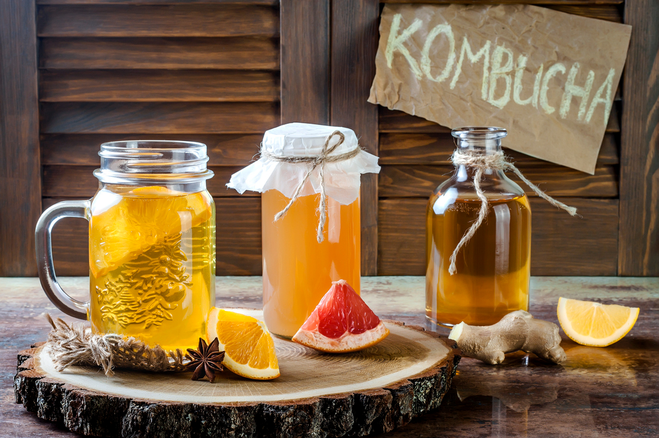 Kombucha é uma bebida fermentada à base de chá, conhecida por suas potenciais propriedades probióticas e benefícios à saúde