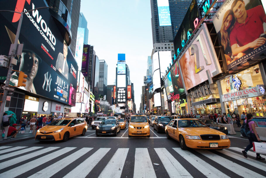 Times Square, o clássico ponto turístico de Nova York (EUA)