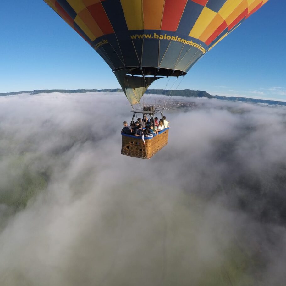 Passeio de balão em São Pedro reúne condições de voo propícias no outono, o que garante espetáculos aos visitantes