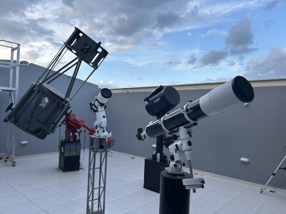 O complexo ganhou novos telescópios refletores e refratores para a observação dos astros