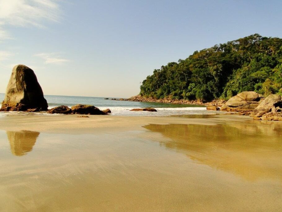 A praia Preta, ou Prainha Preta, é uma das praia mais isoladas de Guarujá