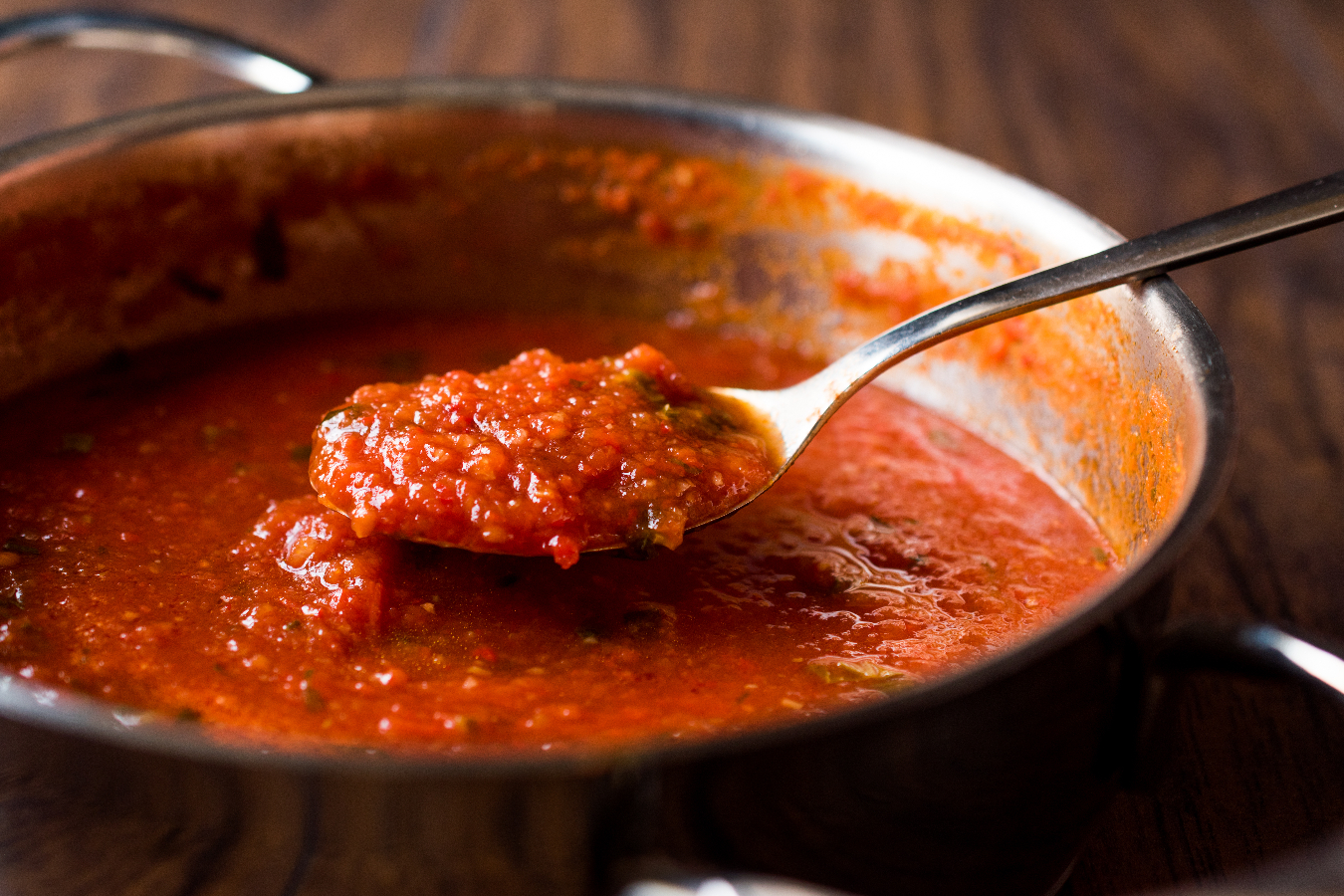 O sofrito de tomate é um refogado usado como base para muitos pratos na culinária mediterrânea e latina