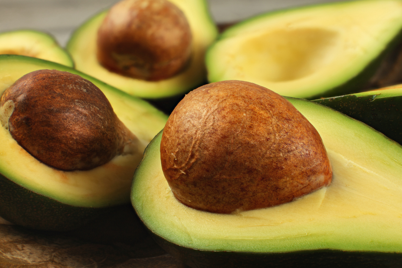 O abacate é rico em gorduras saudáveis e uma variedade de nutrientes, sendo reconhecido por seus benefícios