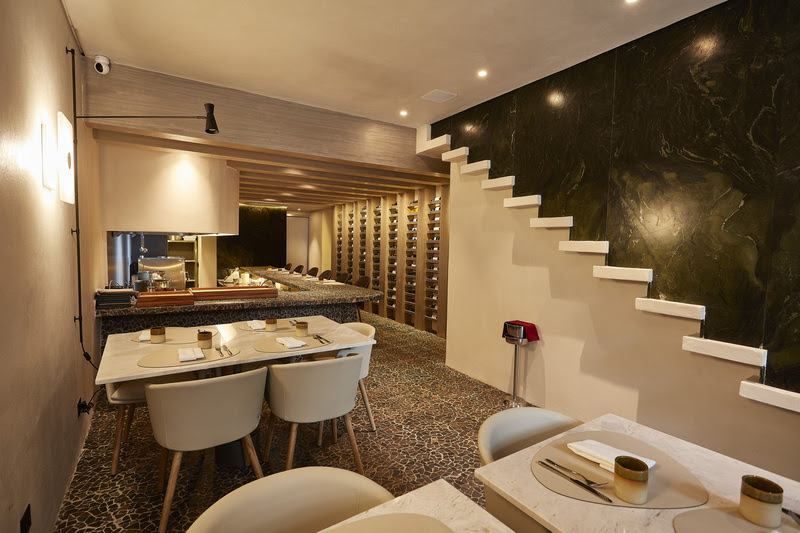 O Simone Ristorante tem ambiente elegante, com dois andares, cozinha aberta e paredes de mármore verde