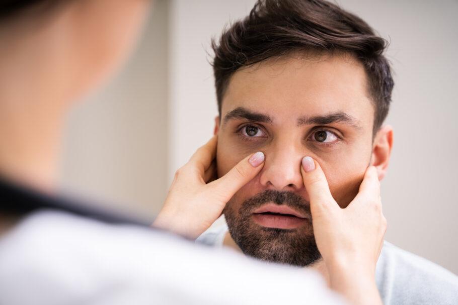 Dor na face é um dos sintomas de sinusite