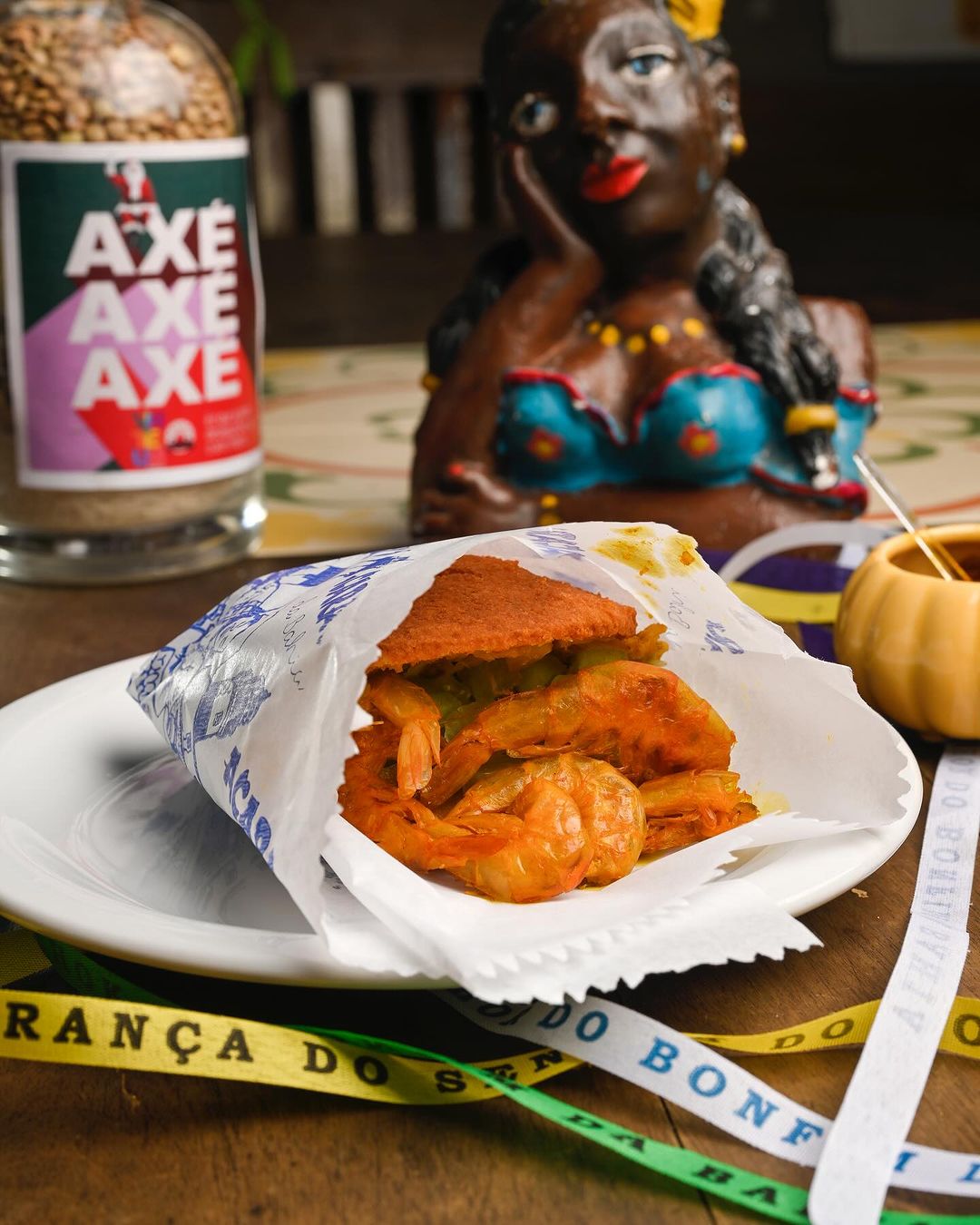 O Rota do Acarajé leva ao festival o seu bolinho que dá nome à casa, que vem com vatapá, camarão seco e saladinha