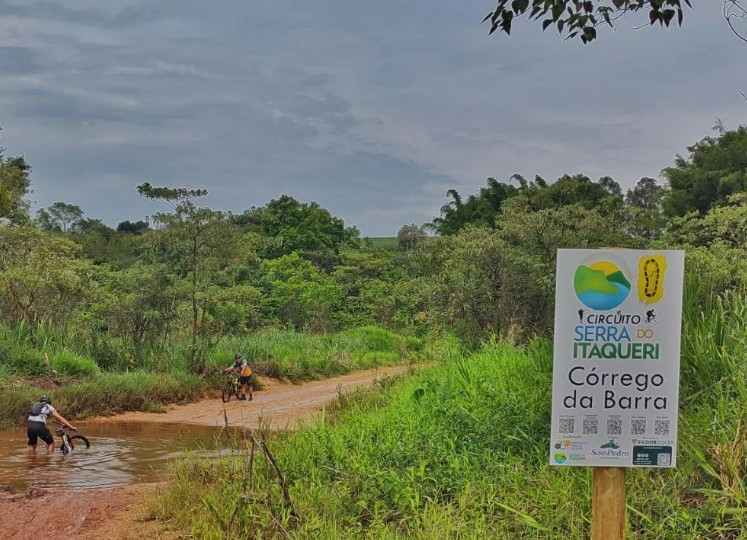 Uma das trilhas passa pelo Córrego da Barra, na região rural de São Pedro (SP)