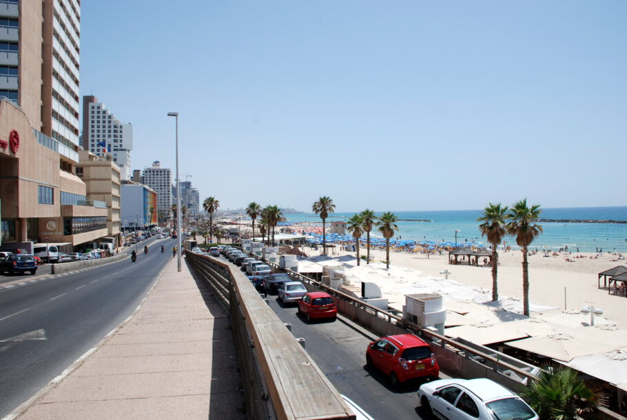 Praia na cidade de Tel Aviv, que está as com atrações turísticas abertas ao público