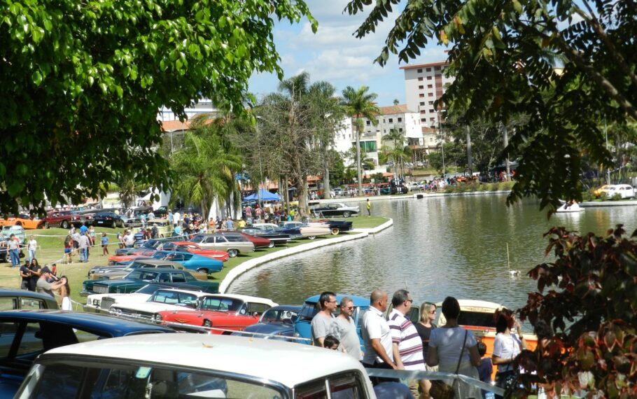 O encontro de carros antigos de em Águas de Lindoia (SP) é o maior do gênero da América Latina