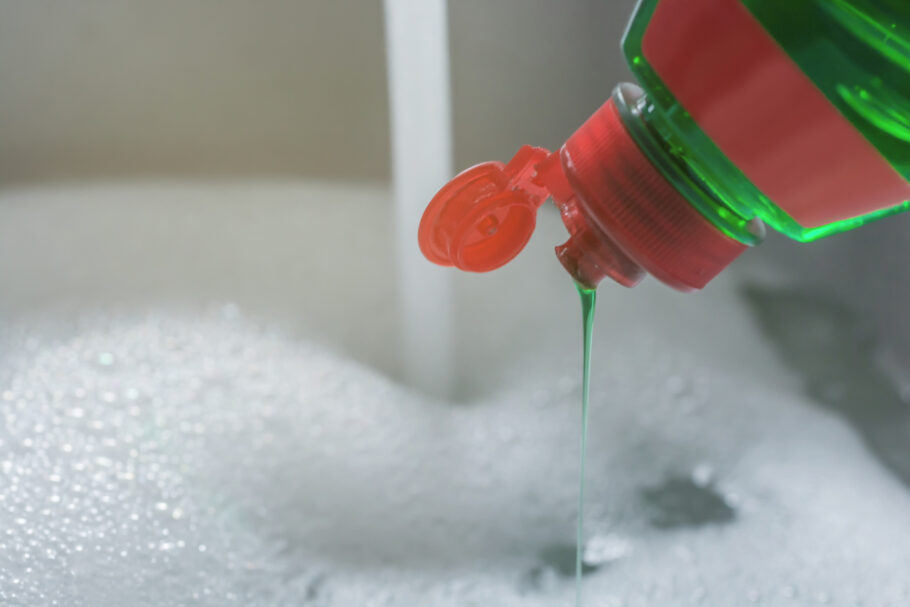 Anvisa suspende detergente da marca Ypê por risco de contaminação