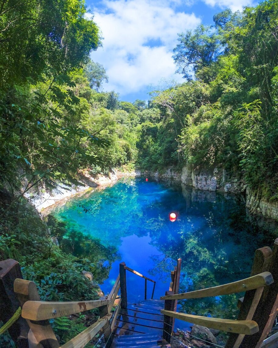 Um lago natural de águas azuis cristalinas e profundidade desconhecida que desafia a Imaginação