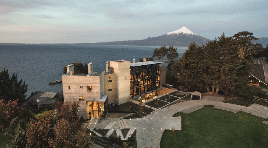 O o hotel-boutique AWA com o imponente vulcão Osorno ao fundo
