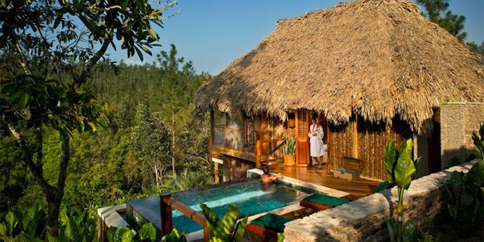 Blancaneaux Lodge, em Belize, tem apenas 20 cabanas e vilas privativas com teto de palha, erguidas em palafitas