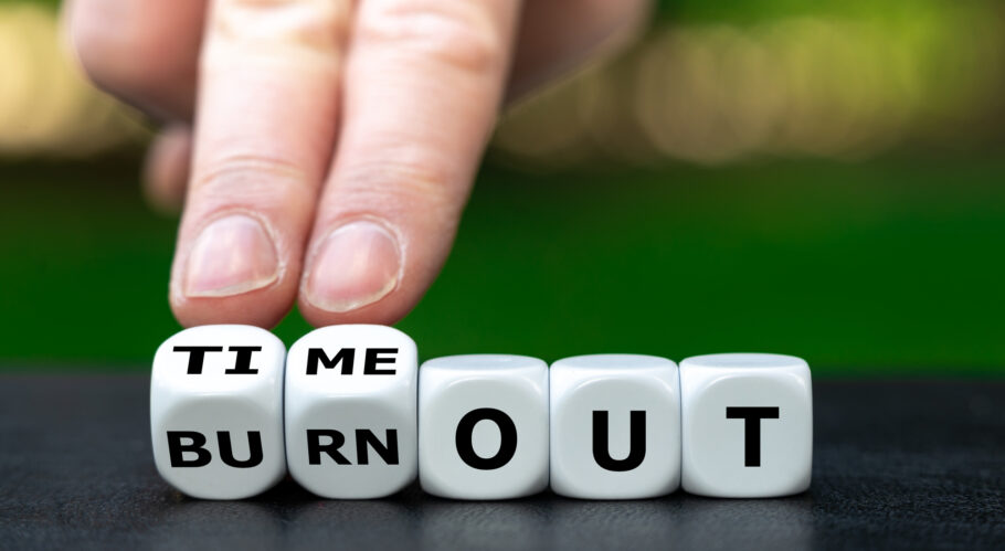 Tratamento com psicoterapia, medicamentos e mudanças na rotina podem ajudar a amenizar os sintomas de burnout
