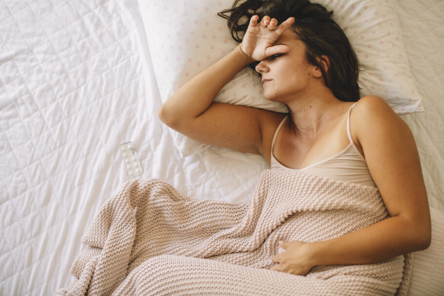 Entenda por que as mulheres se sentem cansadas antes e durante a menstruação