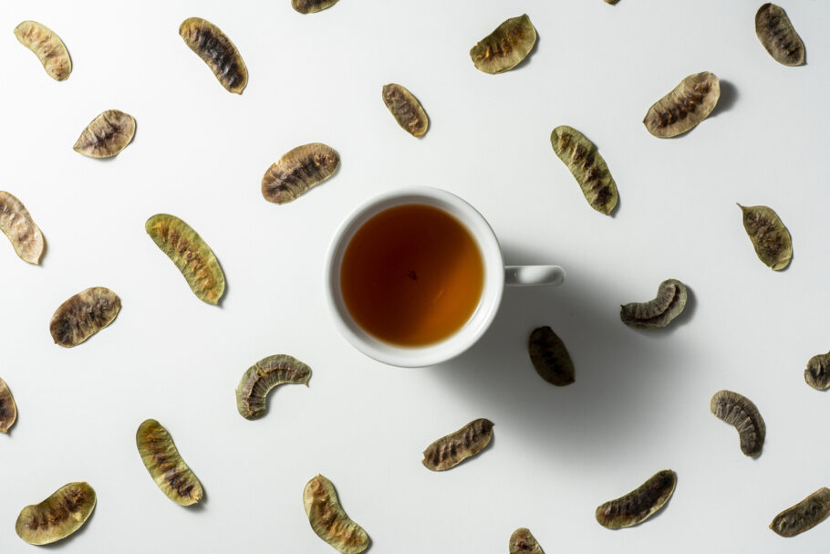 Chá de sene funciona como laxante, promovendo limpeza do intestino