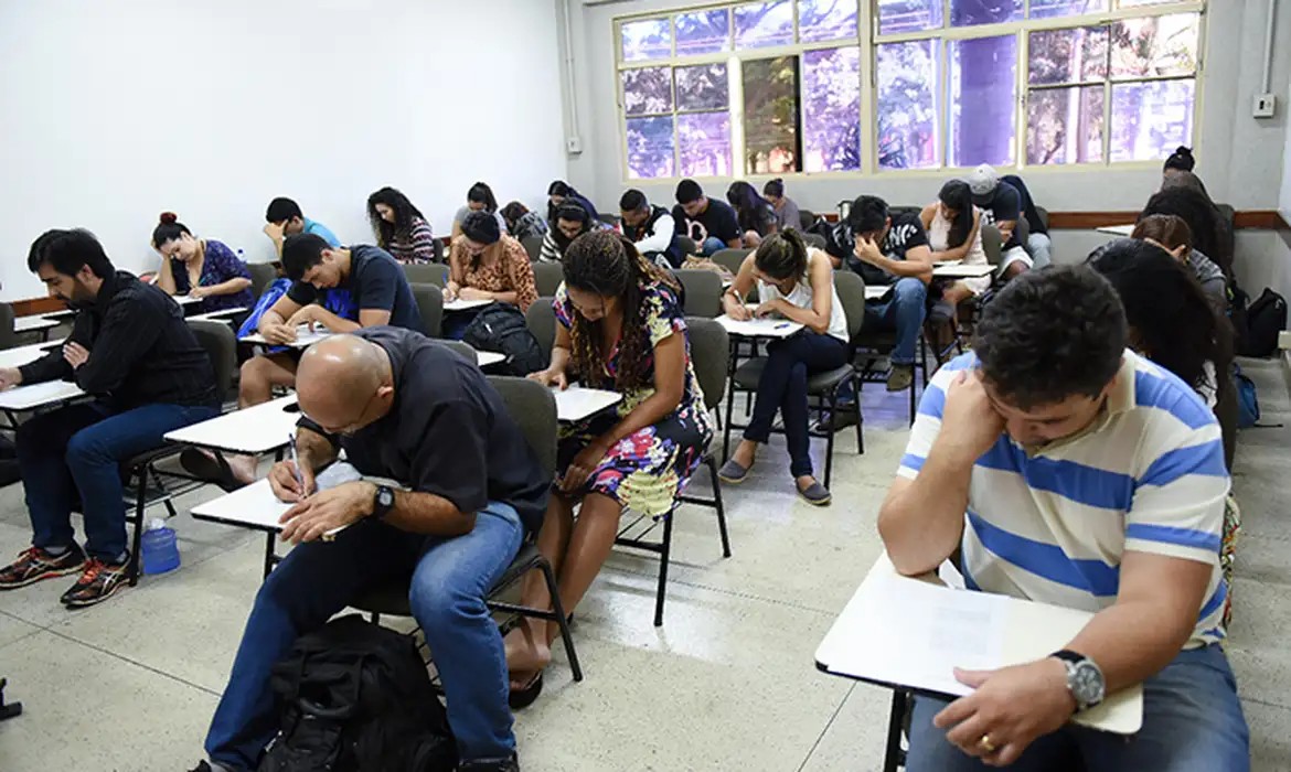 Quase 4 milhões de estudantes serão beneficiados por expansão do Pé-de-Meia