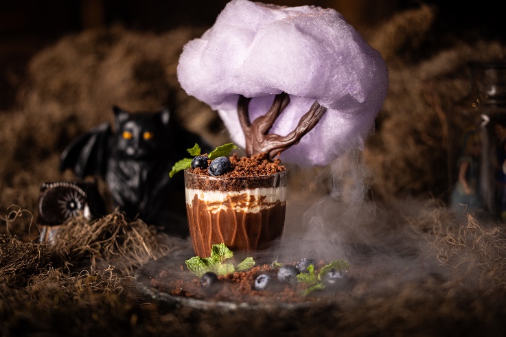 Sobremesa Floresta Negra; apresentação com árvore de chocolate e algodão doce