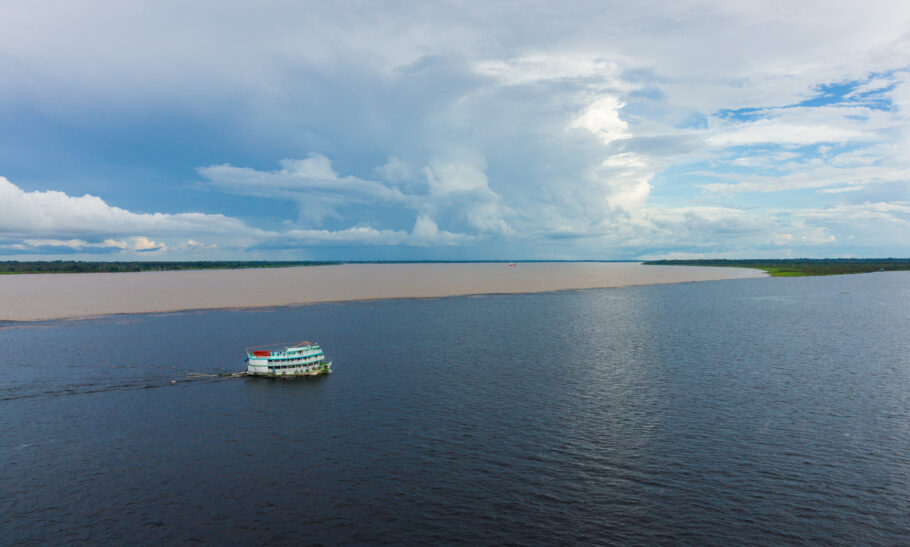 O encontro das águas dos rios Negro e Solimões é uma das atrações para fazer em Manaus