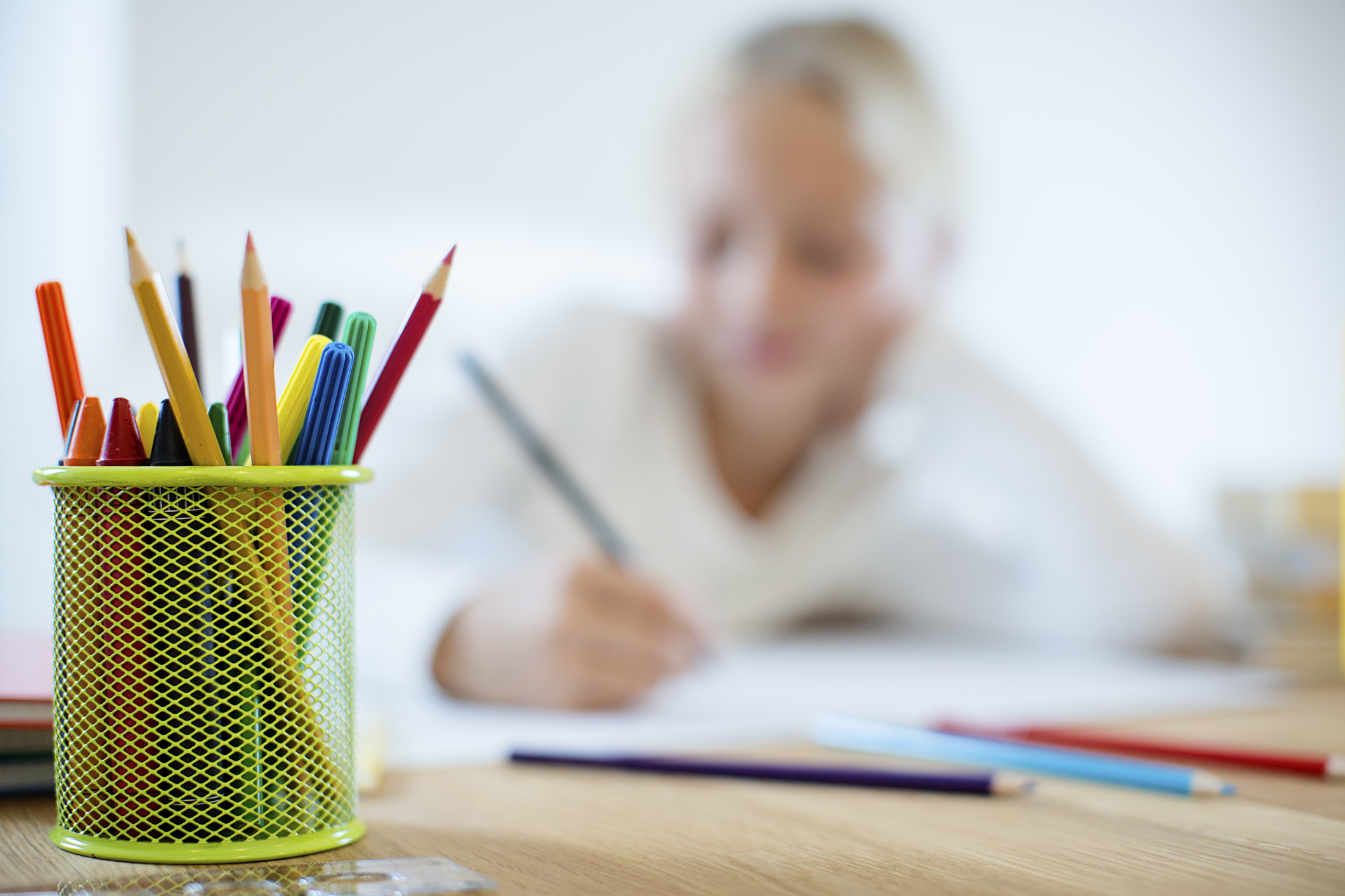 Pensando no ambiente escolar, podemos considerar como exemplos que demandam resiliência a dificuldade de estudar determinada matéria, a baixa adaptação em uma nova turma e a integração com novos estudantes