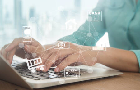 Pessoa escrevendo no notebook